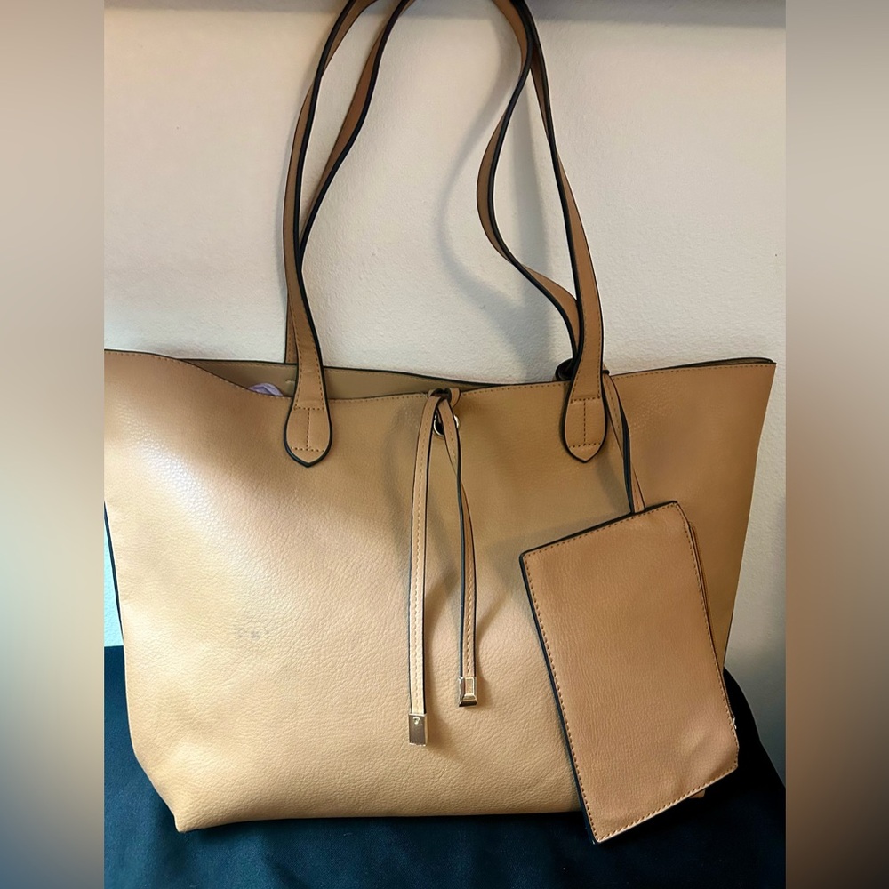 Emperia Tote. Vegan Leather, Tan, w/coin purse. 18”x13”